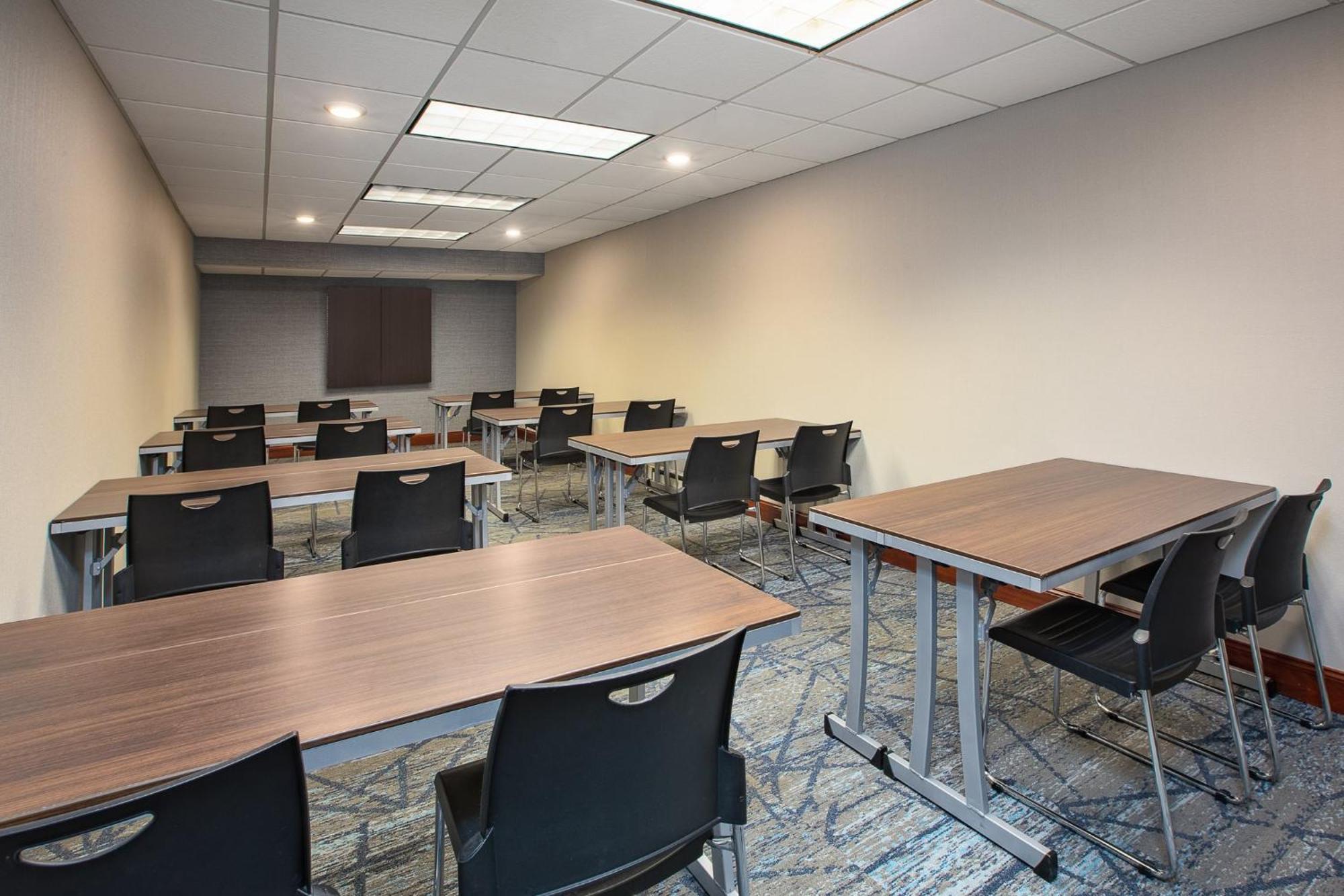 Holiday Inn Express Hotel & Suites Grand Rapids-North By Ihg Walker Buitenkant foto